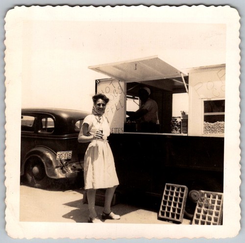 Vtg snapshot woman by hot - b&w,